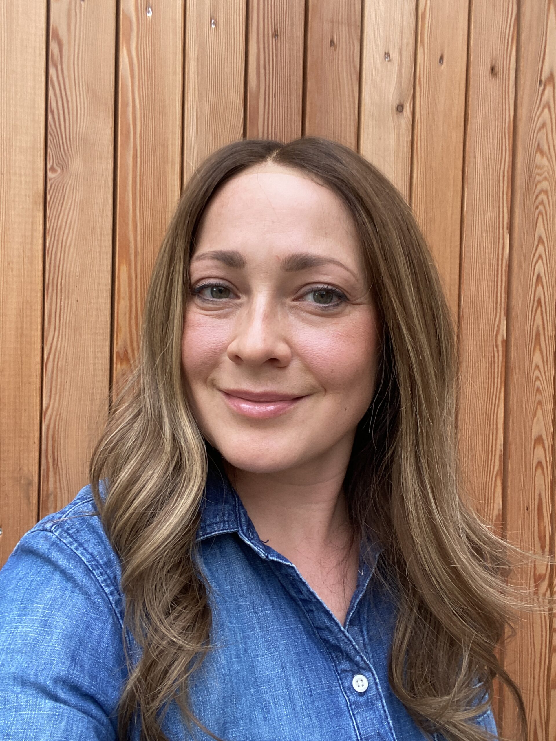 medium brown human hair wig with wamr highlights